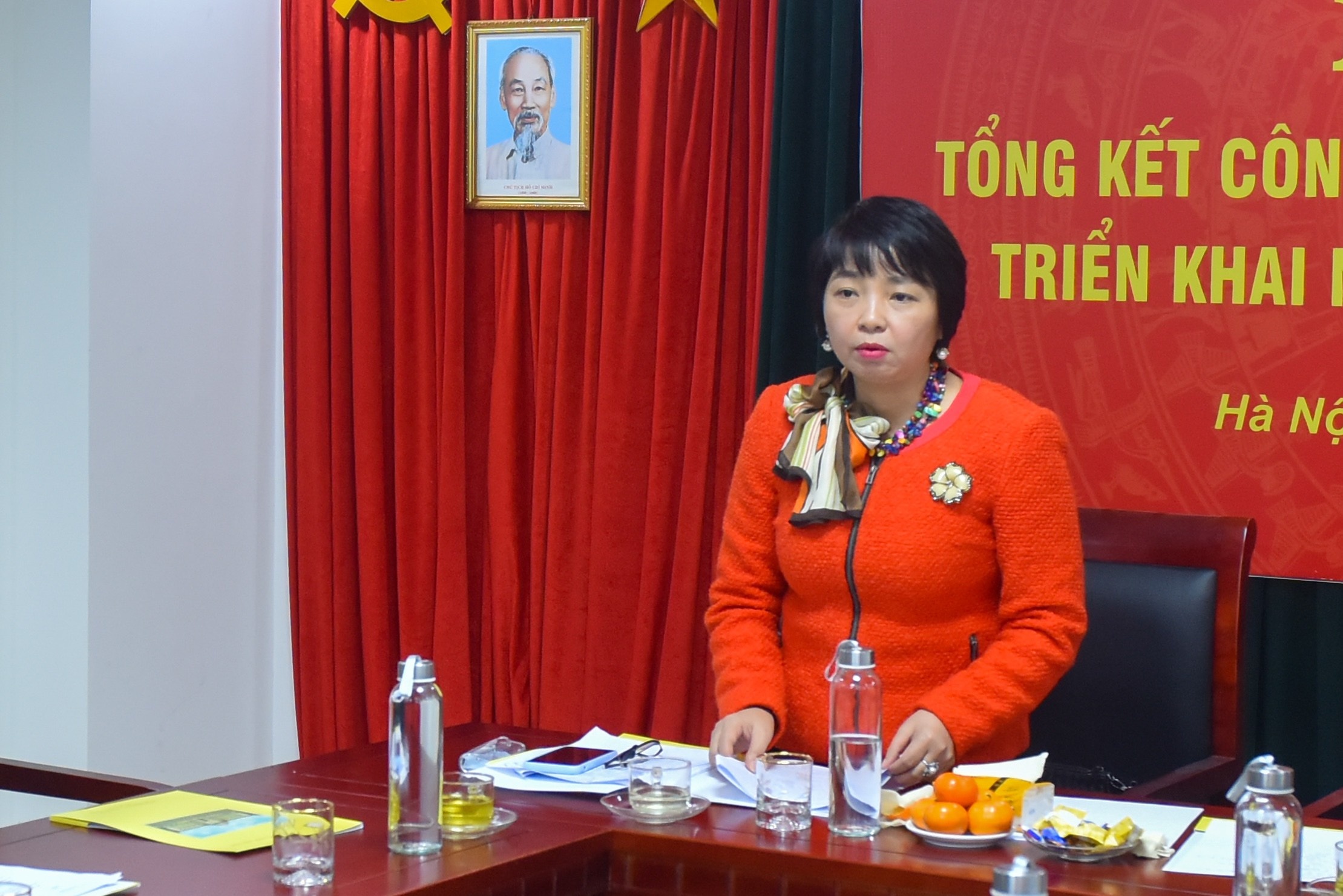 ồng chí Lê Thị Mai Hương, Phó Bí thư Thường trực Đảng ủy cơ quan NHTW phát biểu tại Hội nghị