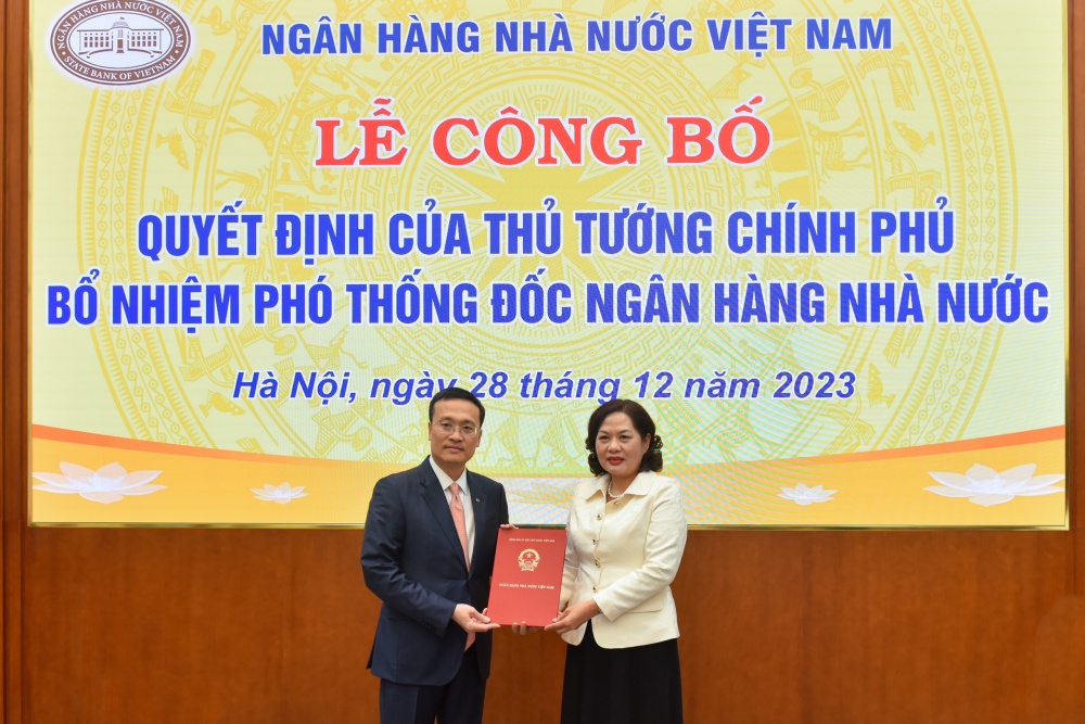 Thống đốc NHNN Nguyễn Thị Hồng trao Quyết định bổ nhiệm của Thủ tướng Chính phủ đối với đồng chí Phạm Quang Dũng