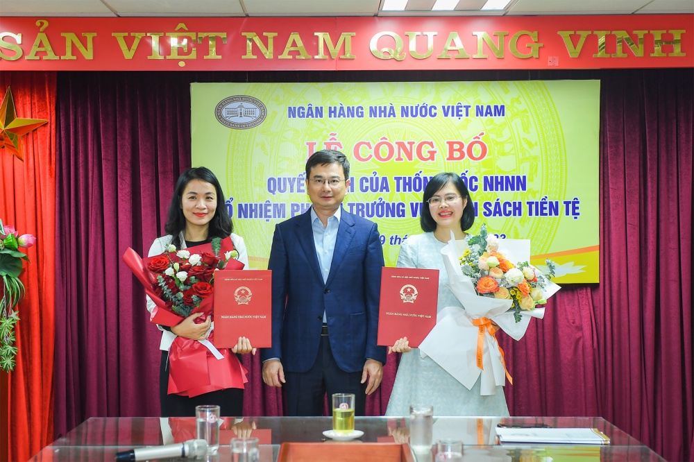 Phó Thống đốc Phạm Thanh Hà trao Quyết định bổ nhiệm cho hai tân Phó Vụ trưởng Vụ Chính sách tiền tệ