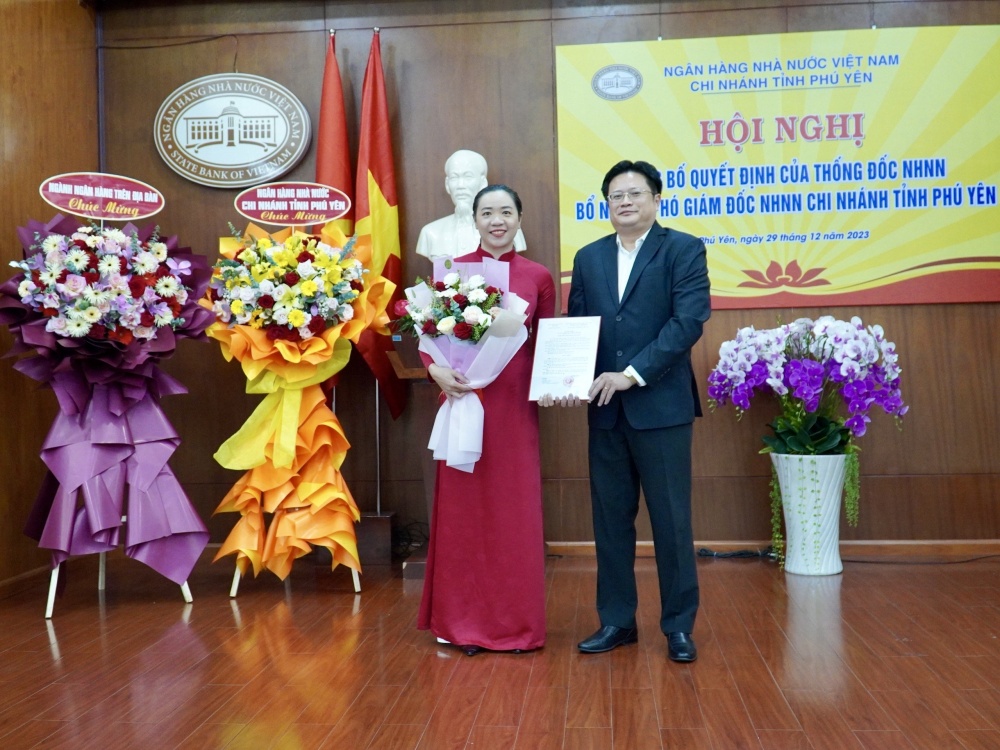 Ông Hoàng Linh, Giám đốc NHNN chi nhánh Phú Yên thừa ủy quyền của Thống đốc NHNN trao Quyết định bổ nhiệm cho bà Đỗ Thị Bích Diệu.