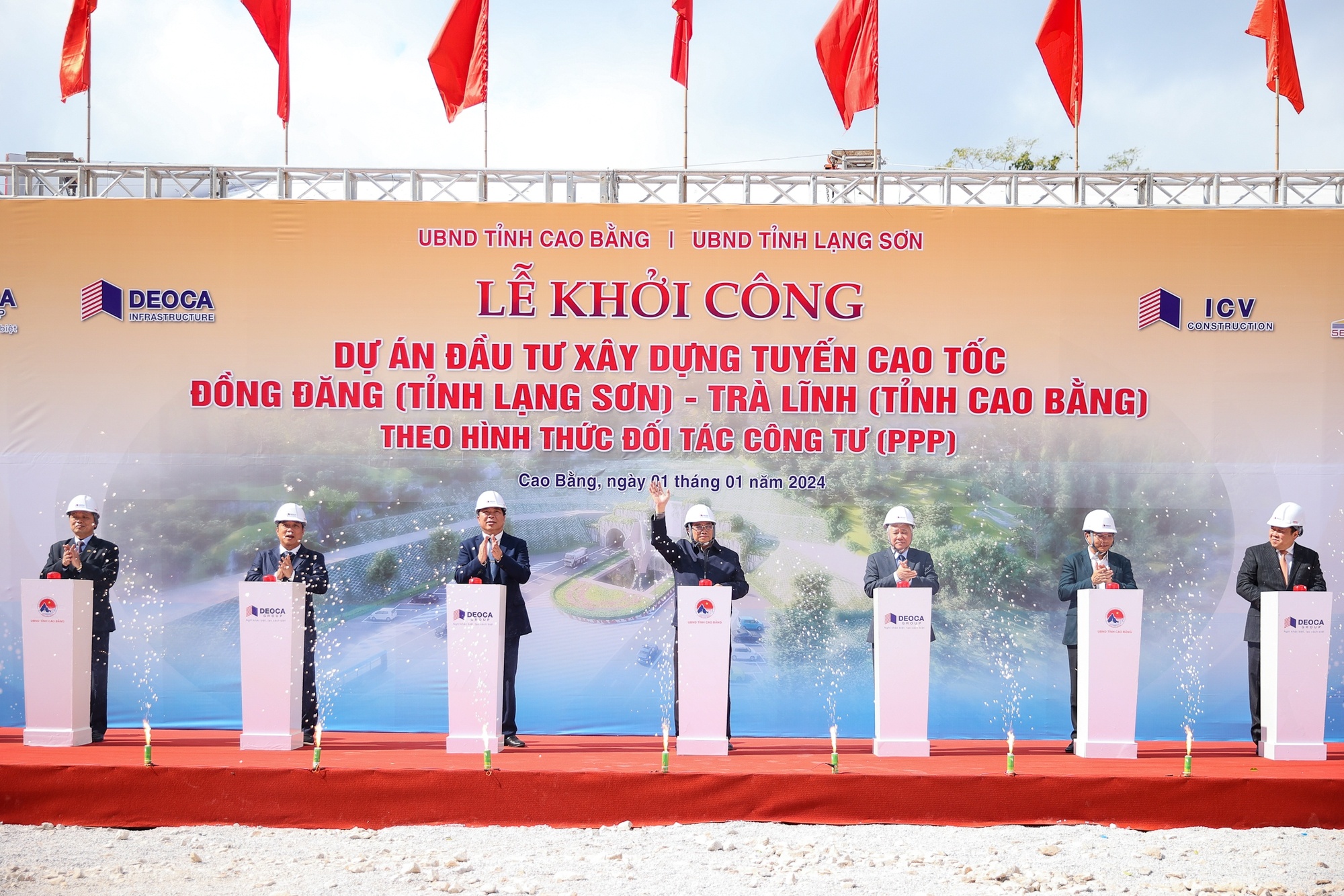 Thủ tướng Phạm Minh Chính và lãnh đạo các bộ, ngành, dịa phương thực hiện nghi lễ khởi công cao tốc Đồng Đăng - Trà Lĩnh - Ảnh: VGP