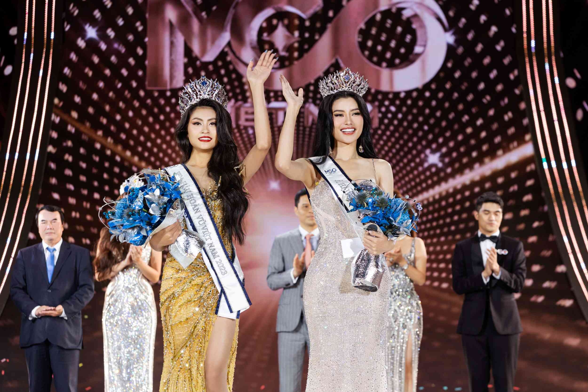 Tân Hoa hậu Bùi Xuân Hạnh (trái) và Á hậu Hoàng Thị Nhung (phải) trong thời khắc đăng quang Miss Cosmo VietNam