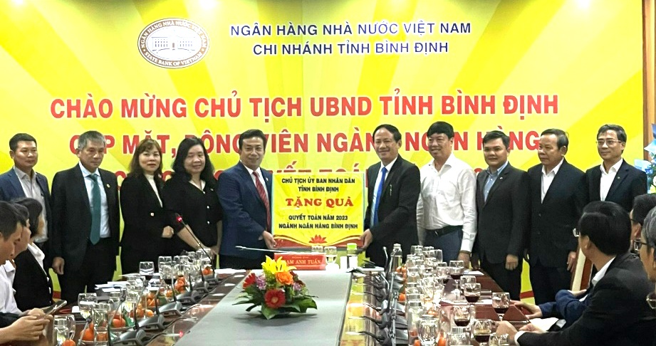 Đồng chí Phạm Anh Tuấn - Chủ tịch tỉnh Bình Định tặng quà chúc mừng các đơn vị trong ngành Ngân hàng trên địa bàn nhân dịp kết thúc niên độ tài chính 2023