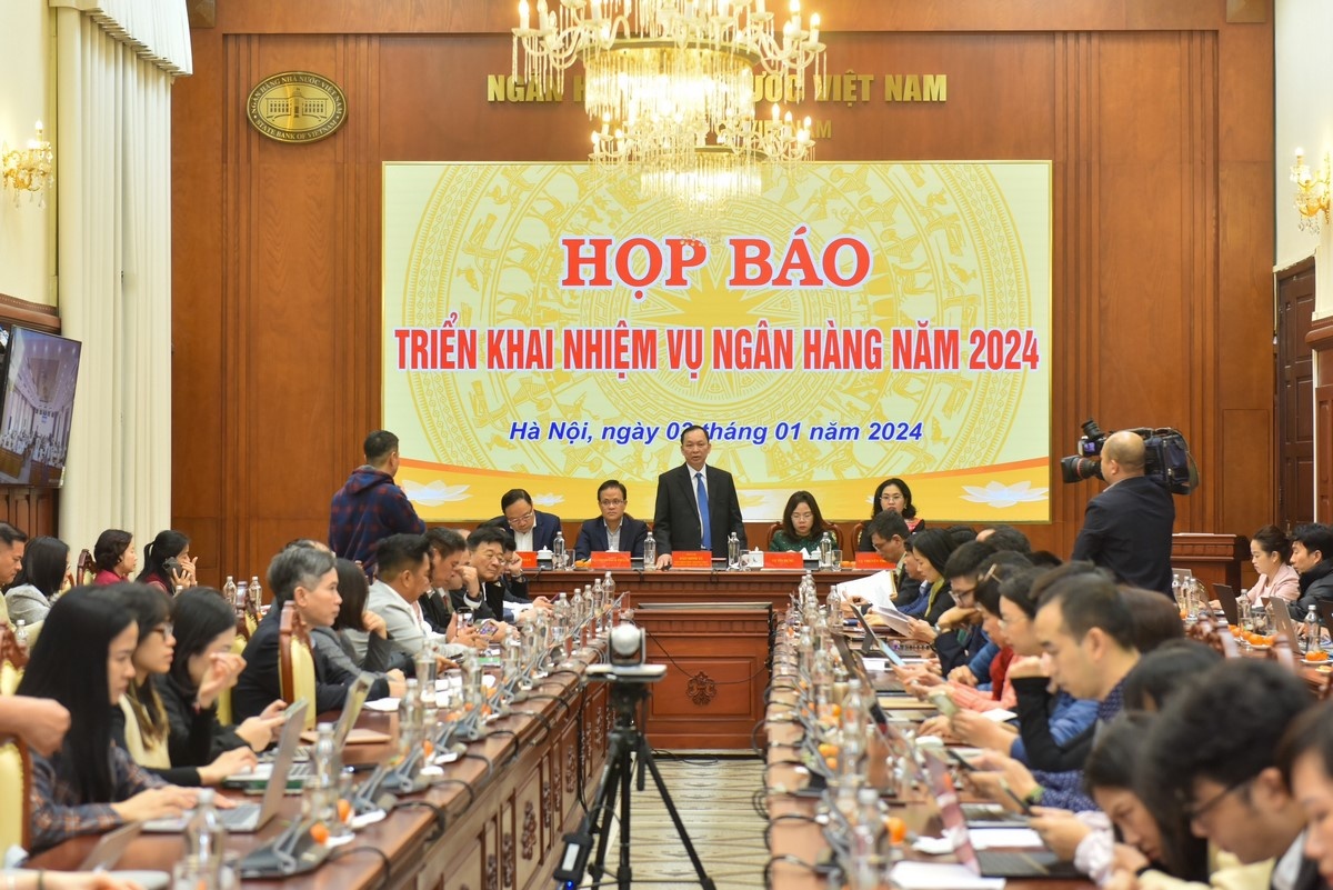 Phó Thống đốc Thường trực NHNN Đào Minh Tú chủ trì buổi họp báo