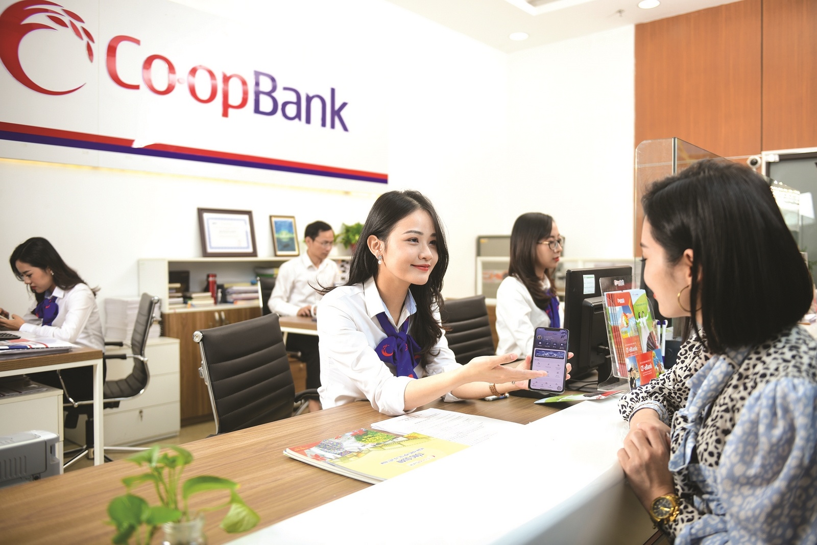 Ứng dụng ngân hàng số Co-opBank Mobile Banking ra đời đã đánh dấu bước đột phá to lớn trong quá trình chuyển đổi số toàn diện và hỗ trợ hệ thống QTDND phát triển bền vững, tăng cường “kết nối nông thôn - thành thị”