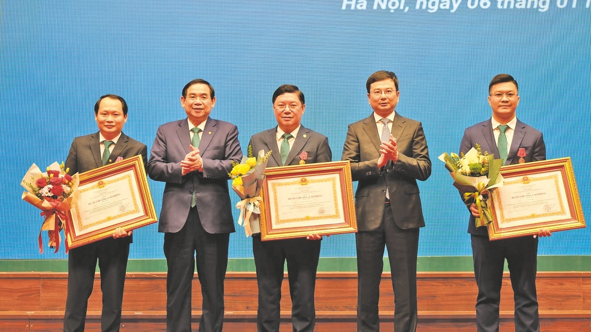 Thừa ủy quyền Chủ tịch nước, Phó Thống đốc NHNN Việt Nam Phạm Thanh Hà trao tặng Huân chương Lao động hạng Nhì và hạng Ba cho các cá nhân thuộc BIDV