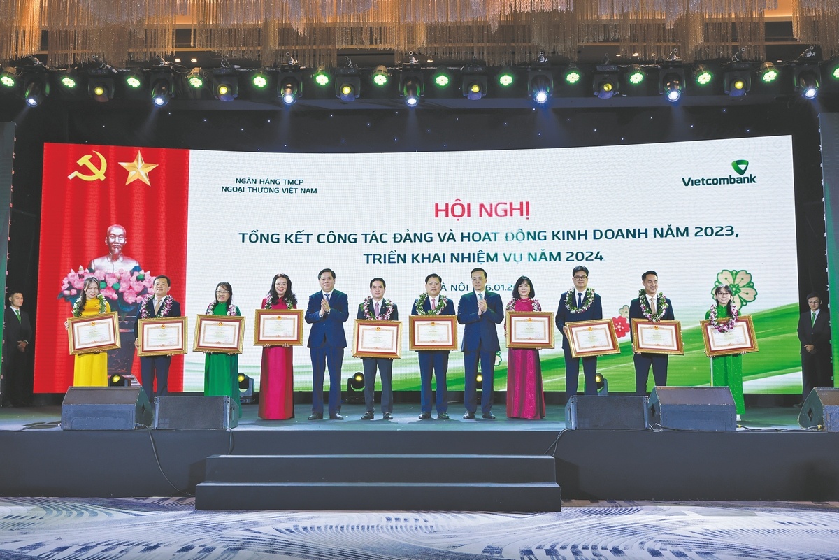 Phó Thống đốc NHNN Phạm Quang Dũng trao bằng khen cho các tổ chức, cá nhân Vietcombank