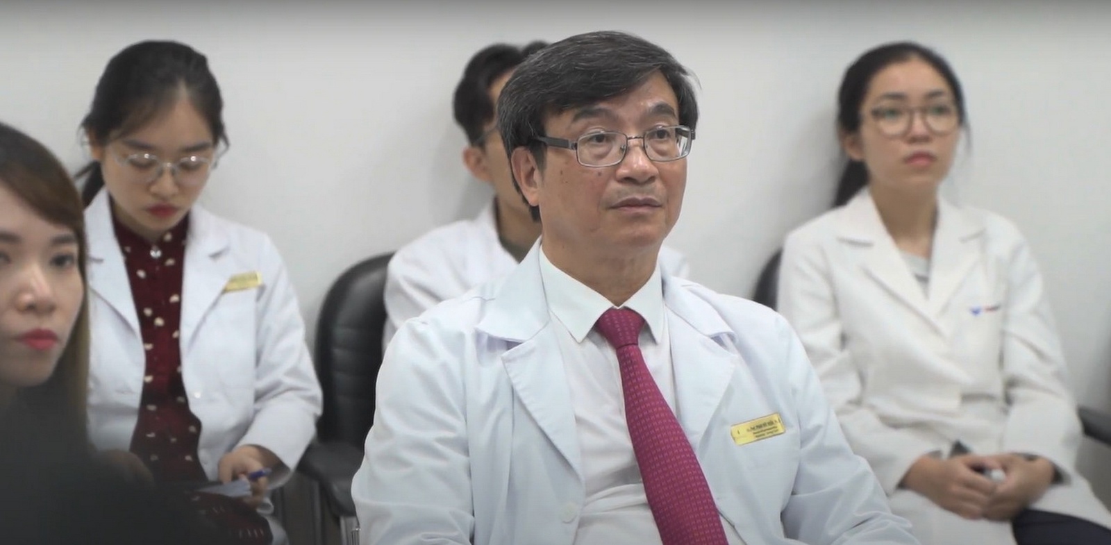 Thầy thuốc Nhân Dân PGS.TS.BS Phạm Đức Huấn (Giám đốc Trung tâm Tiêu hóa – Gan mật – Tiết niệu Vinmec) dành nhiều tâm huyết trong việc tổ chức ghép gan cấp cứu tại Vinmec