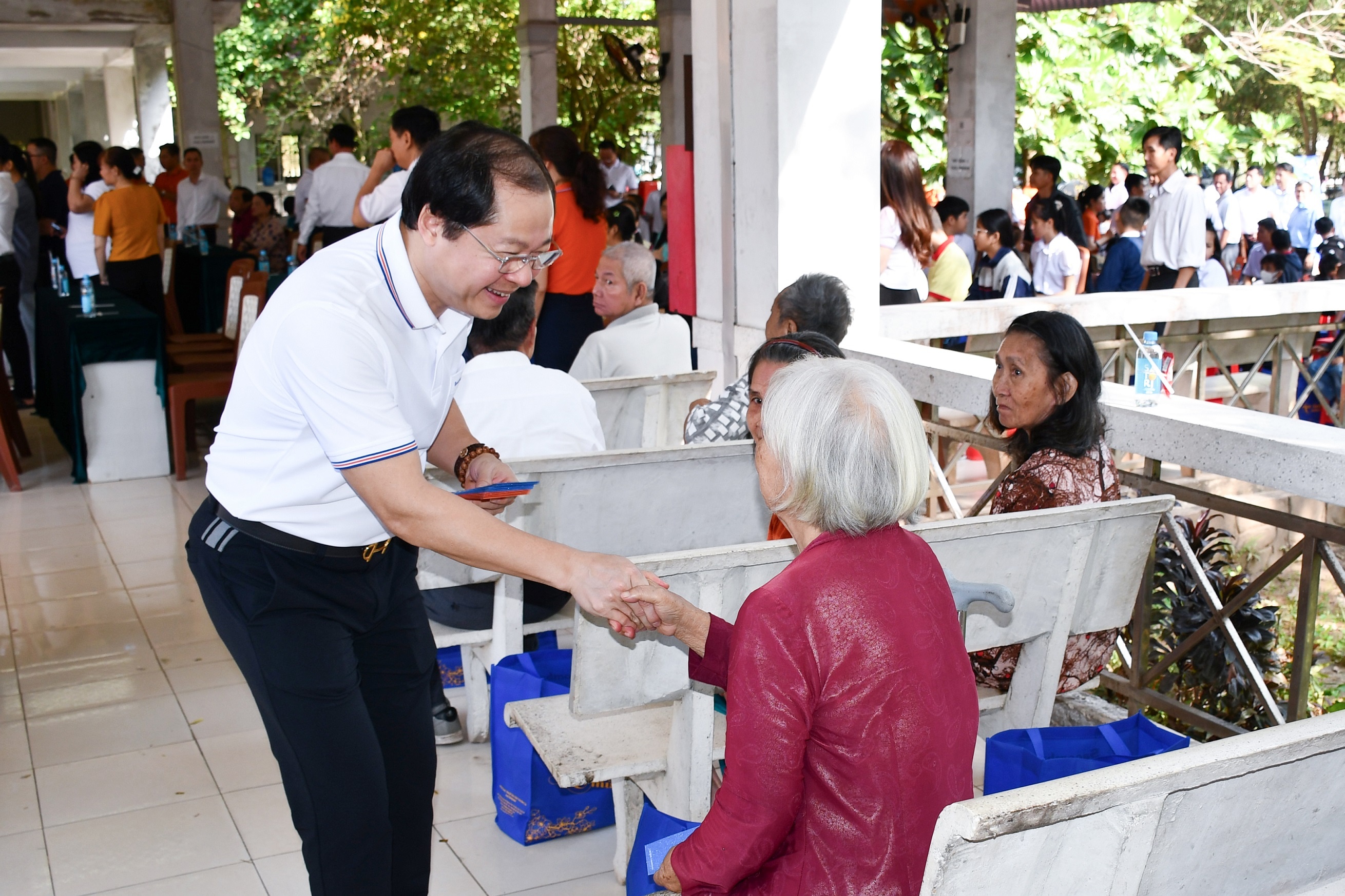 Ông Nguyễn Bá Trị - Phó tổng giám đốc Sacombank thăm hỏi và trao quà Tết cho người dân có hoàn cảnh khó khăn tại TP. Cần Thơ.