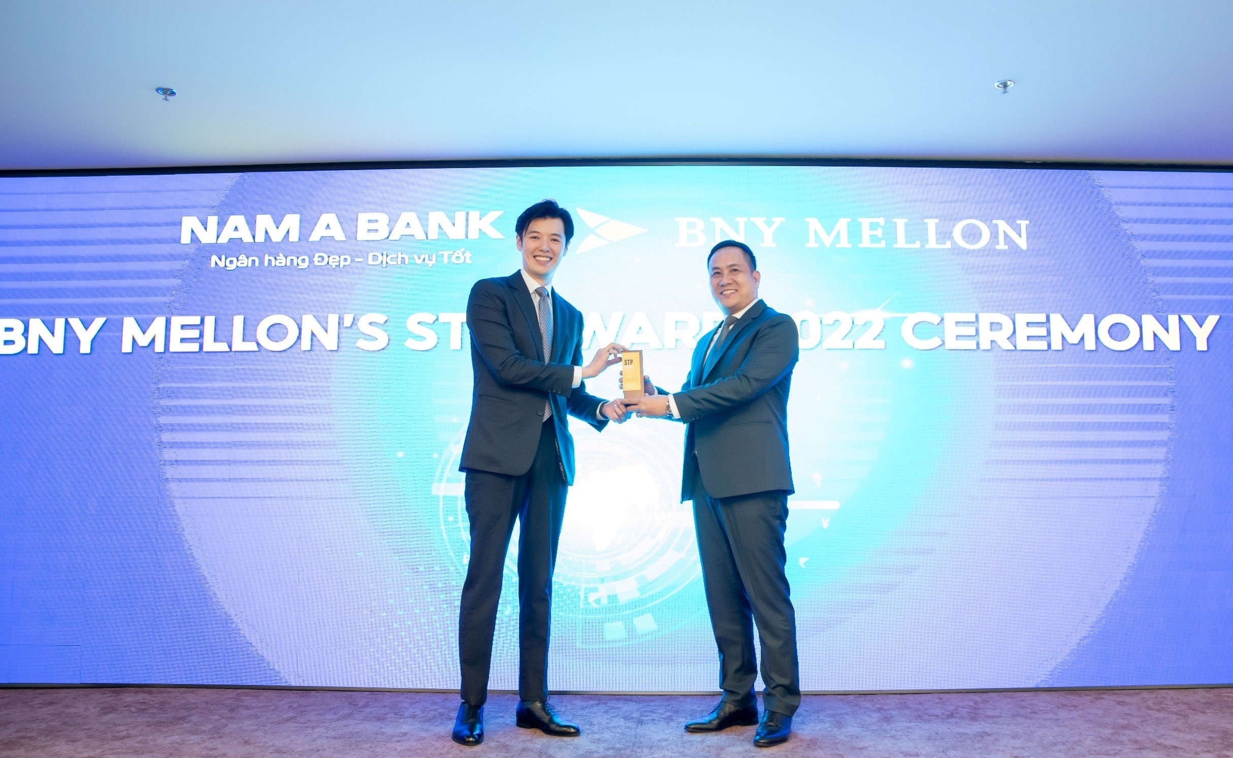 Đại diện BNY Mellon trao cúp biểu trưng giải thưởng đến đại diện Nam A Bank