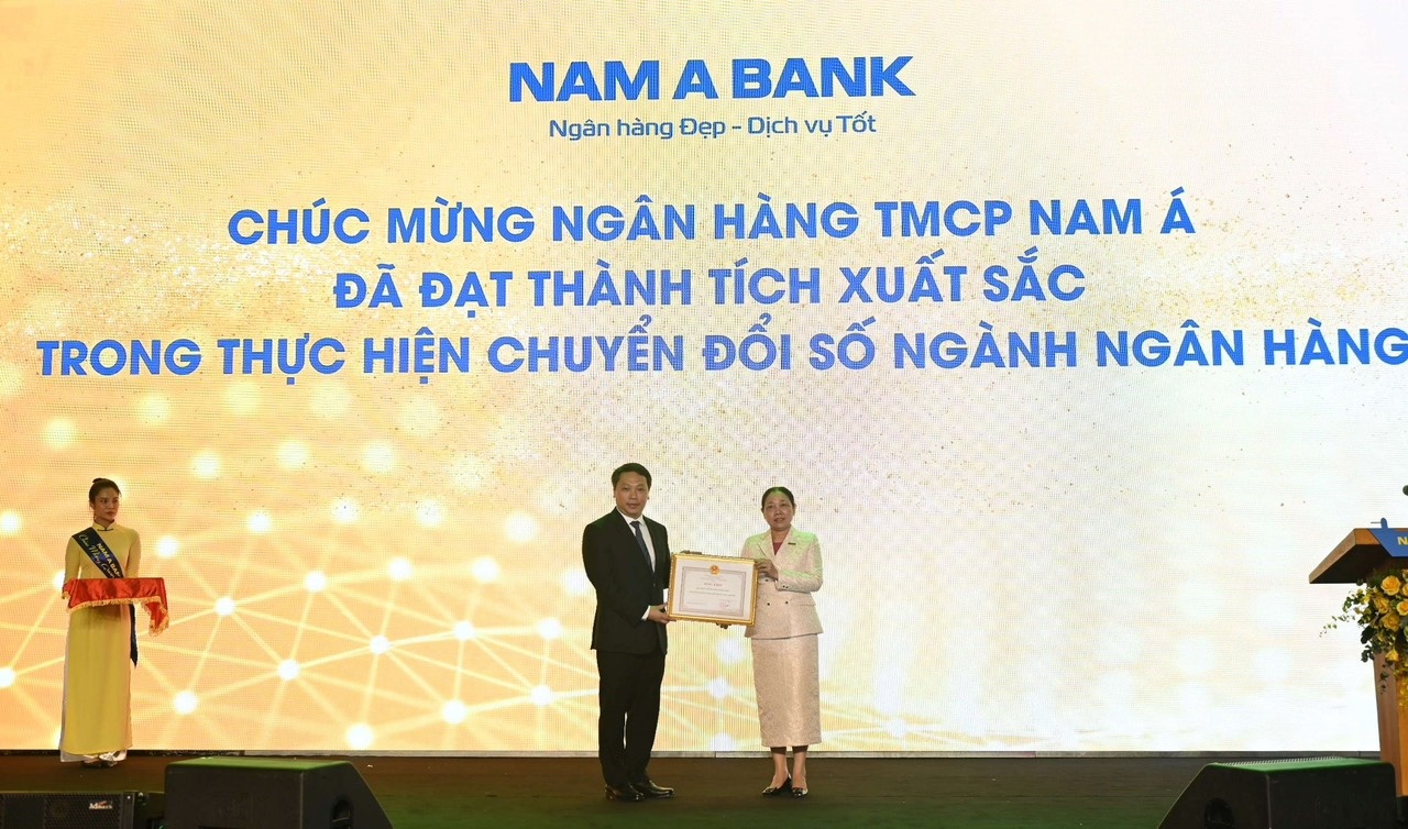 Ông Nguyễn Huy Dũng – Thứ trưởng Bộ TT &TT trao bằng khen đến Đại diện Nam A Bank
