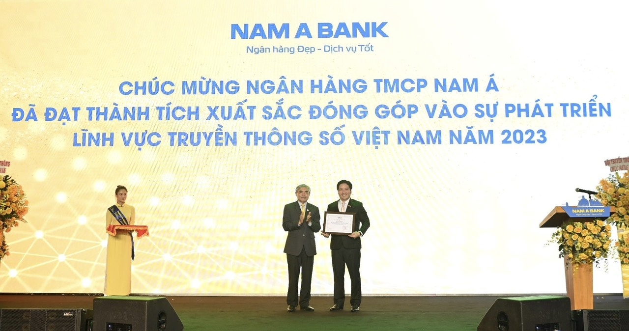 Đại diện Nam A Bank nhận bằng khen từ ông Nguyễn Minh Hồng – Nguyên Thứ trưởng Bộ TT&TT kiêm Chủ tịch Hội Truyền thông số Việt Nam