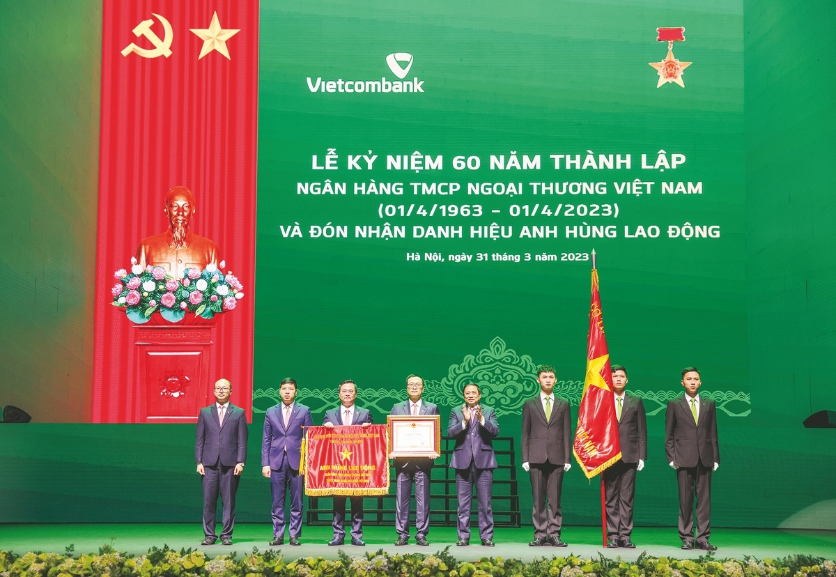 Đ/c Phạm Minh Chính - Ủy viên Bộ Chính trị, Thủ tướng Chính phủ nước Cộng hòa xã hội chủ nghĩa Việt Nam (thứ 4 từ phải sang) trao tặng Bằng khen và cờ danh hiệu Anh hùng Lao động cho lãnh đạo Vietcombank