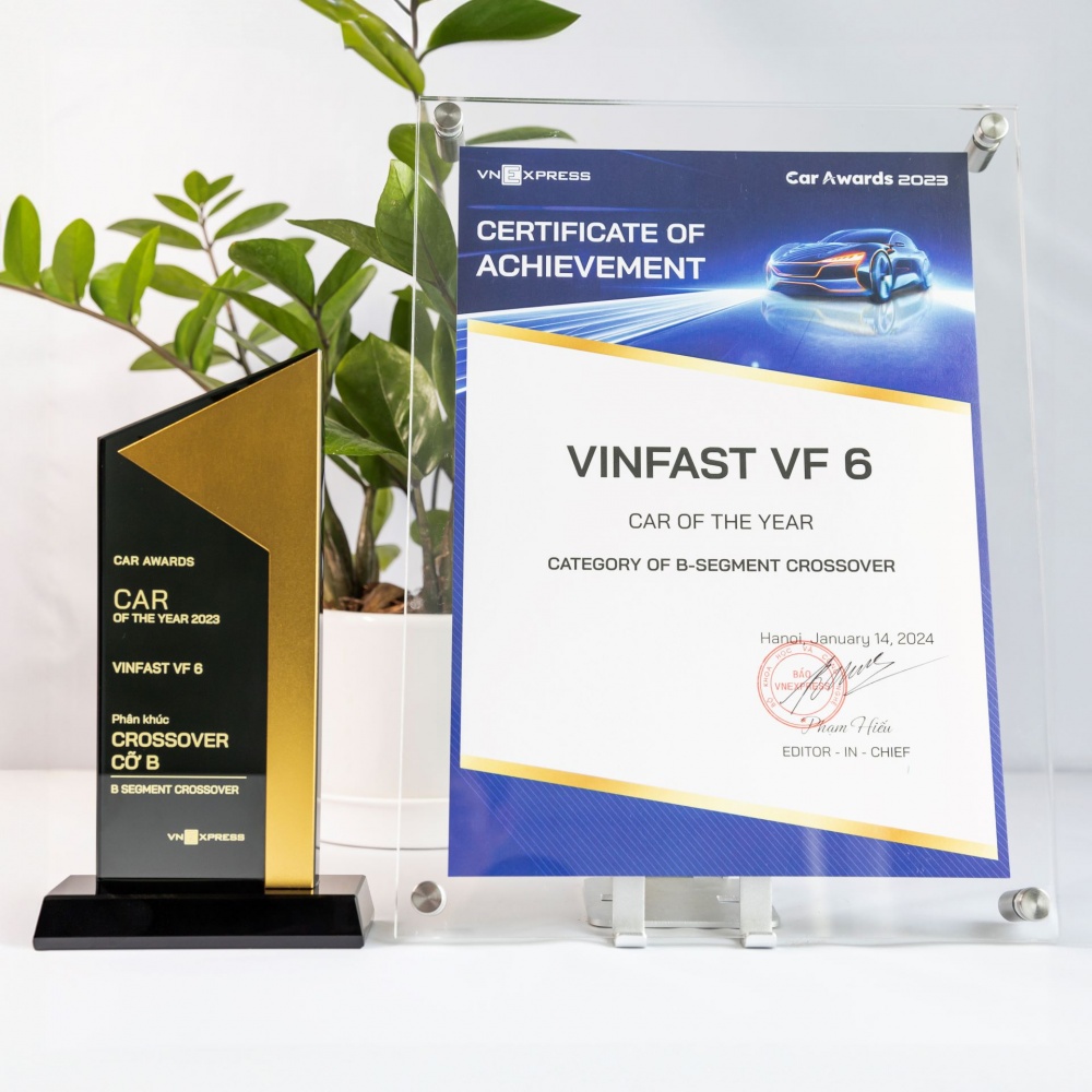 Cúp và chứng nhận chiến thắng của VF 6 tại Car Awards