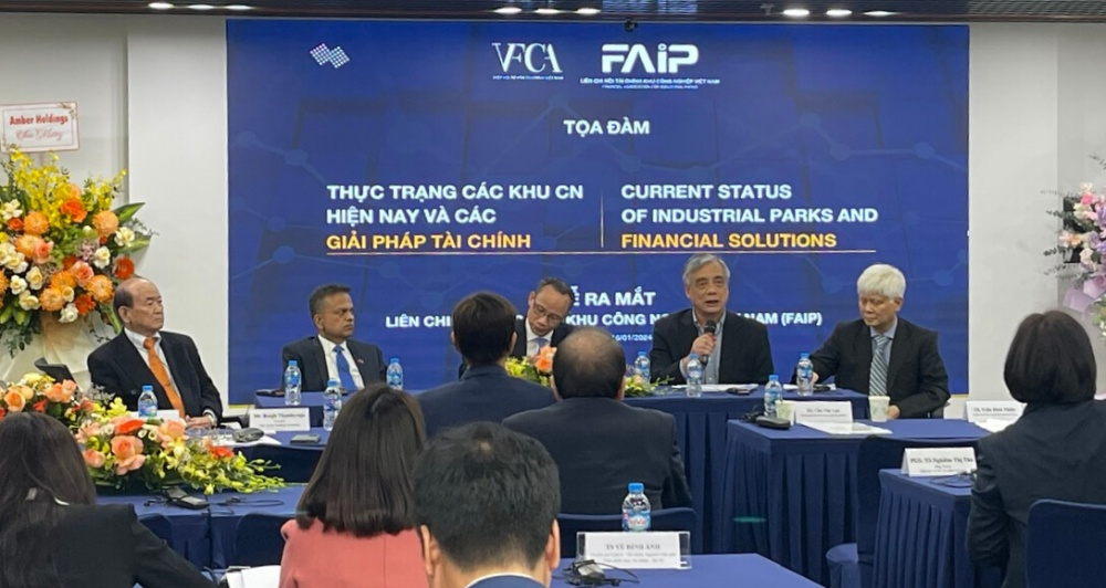 Các diễn giả đàm luận tại sự kiện về các giải pháp phát triển bền vững các KCN tại Việt Nam Các diễn giả đàm luận tại sự kiện về các giải pháp phát triển bền vững các KCN tại Việt Nam
