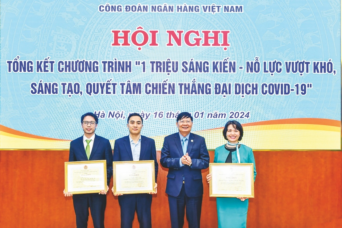 Ông Phan Văn Anh, Ủy viên Đảng đoàn, Phó Chủ tịch Tổng Liên đoàn Lao động Việt Nam trao bằng khen của Ban chấp hành Tổng liên đoàn Lao động Việt Nam cho 3 tập thể và cá nhân tham gia Chương trình