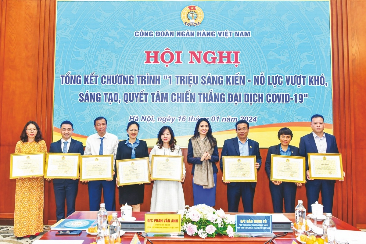 Phó chủ tịch thường trực Công đoàn Ngân hàng Việt Nam Nguyễn Khánh Chi tặng Bằng khen của Ban chấp hành Công đoàn Ngân hàng Việt Nam cho tập thể và cá nhân
