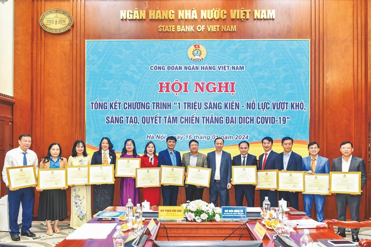Phó Thống đốc Đào Minh Tú, Chủ tịch Công đoàn Ngân hàng Việt Nam tặng Bằng khen của Ban chấp hành Công đoàn Ngân hàng Việt Nam cho tập thể và cá nhân