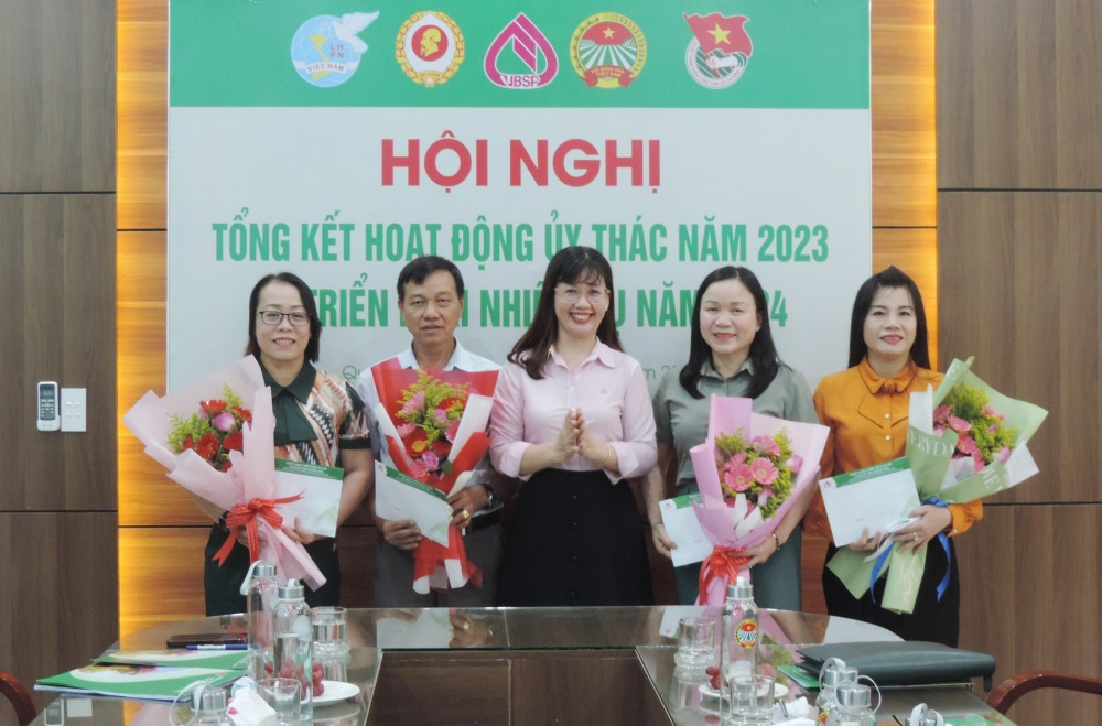 NHCSXH chi nhánh Quảng Nam cũng đã tổ chức khen thưởng cho các tập thể có thành tích xuất sắc trong thực hiện các chỉ tiêu thi đua trong hoạt động ủy thác vốn tín dụng chính sách xã hội năm 2023.