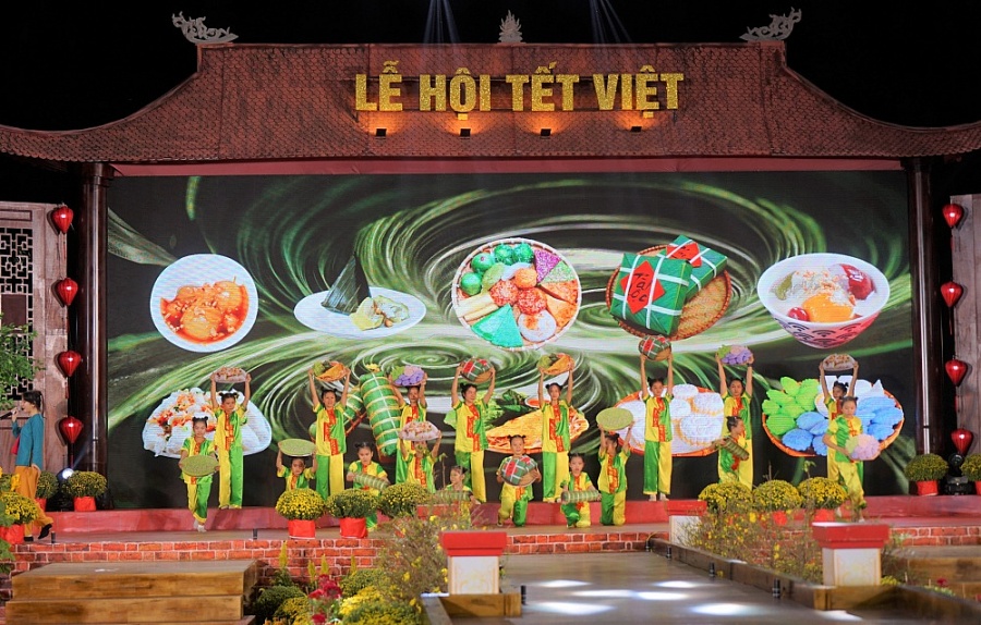 Người dân được trải nghiệm mỹ tục truyền thống trong Lễ hội Tết Việt 2024