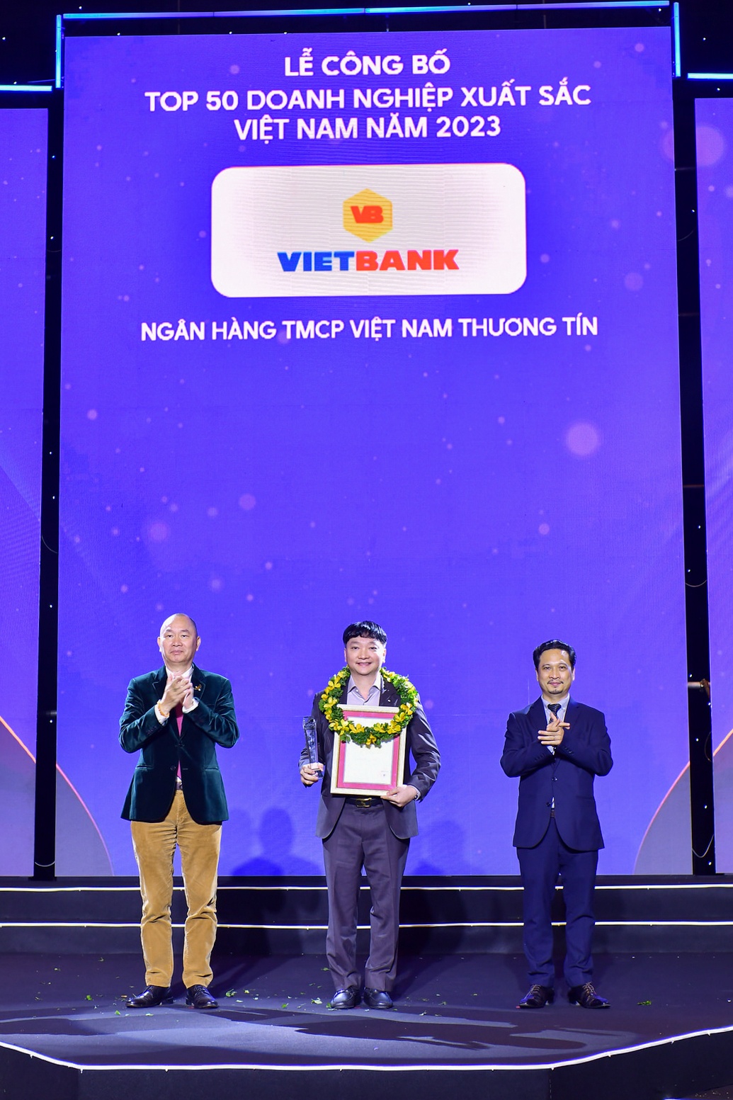 Ông Nguyễn Tiến Sỹ - Phó Tổng Giám đốc, đại diện Vietbank nhận giải thưởng.