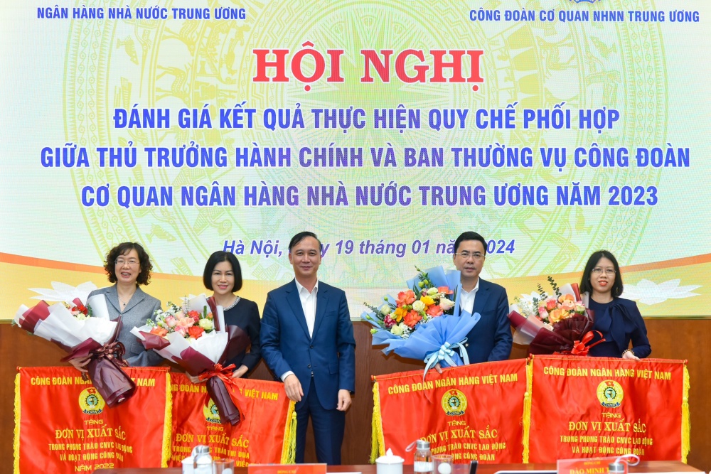Tặng Cờ thi đua của Công đoàn Ngân hàng Việt Nam cho các CĐCS