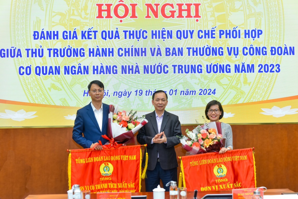 Phó Thống đốc trao Cờ Thi đua của Tổng Liên đoàn Lao động Việt Nam cho CĐCS Vụ Chính sách Tiền tệ và Vụ Thanh toán