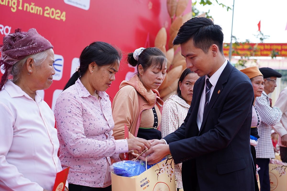 Ông Phạm Mạnh Hùng - Giám đốc HDBank Phù Yên tặng quà Tết cho bà con có hoàn cảnh khó khăn.