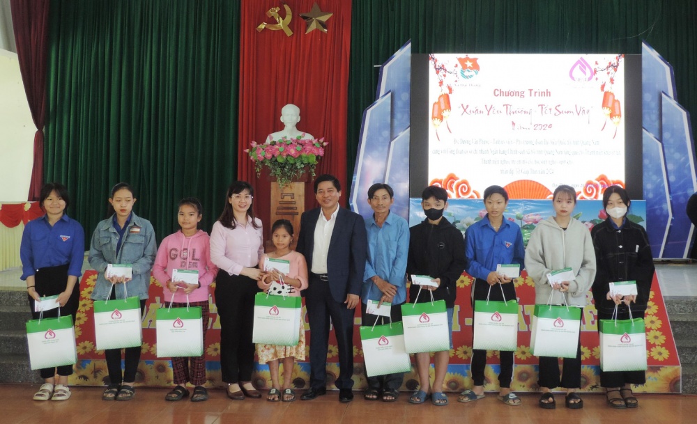 Công đoàn cơ sở NHCSXH chi nhánh Quảng Nam thăm và tặng quà cho học sinh nghèo, mồ côi, khuyết tật tại huyện Đại Lộc.
