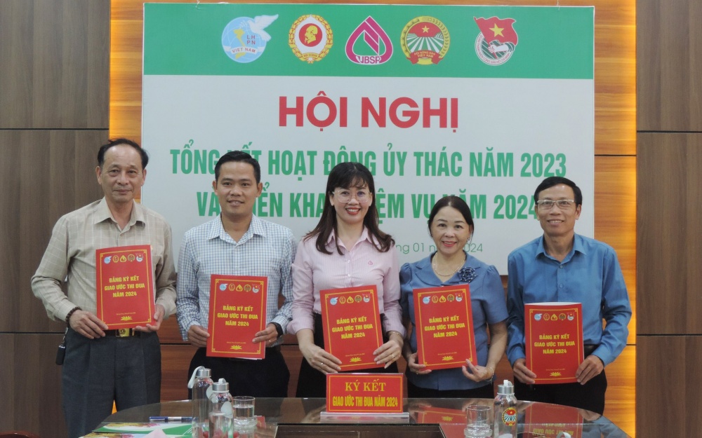 NHCSXH chi nhánh Quảng Nam và 4 tổ chức chính trị, xã hội nhận ủy thác ký kết giao ước thi đua.
