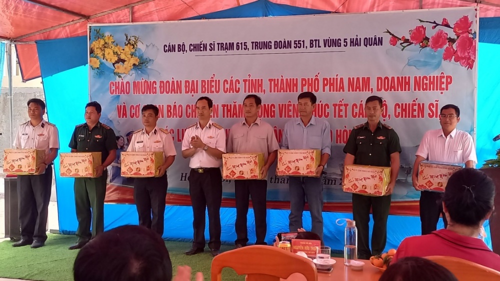 Chuẩn đô đốc, Bí thư Đảng uỷ, Chính uỷ Bộ Tư lệnh Vùng  5 Hải Quân Nguyễn Hữu Thoan thăm tặng quà cho các đơn vị đứng chân trên đảo Hòn Chuối