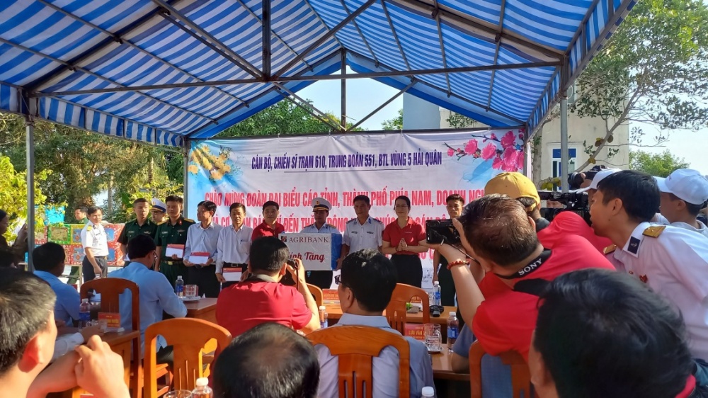 Bà Nguyễn Thị  Phượng - Phó TGĐ Agribank và ông Ngô A nh Tuấn – Phó chủ tịch Công đoàn Agribank  thăm tặng quà  các đơn vị đứng chân trên đảo Thổ Chu 