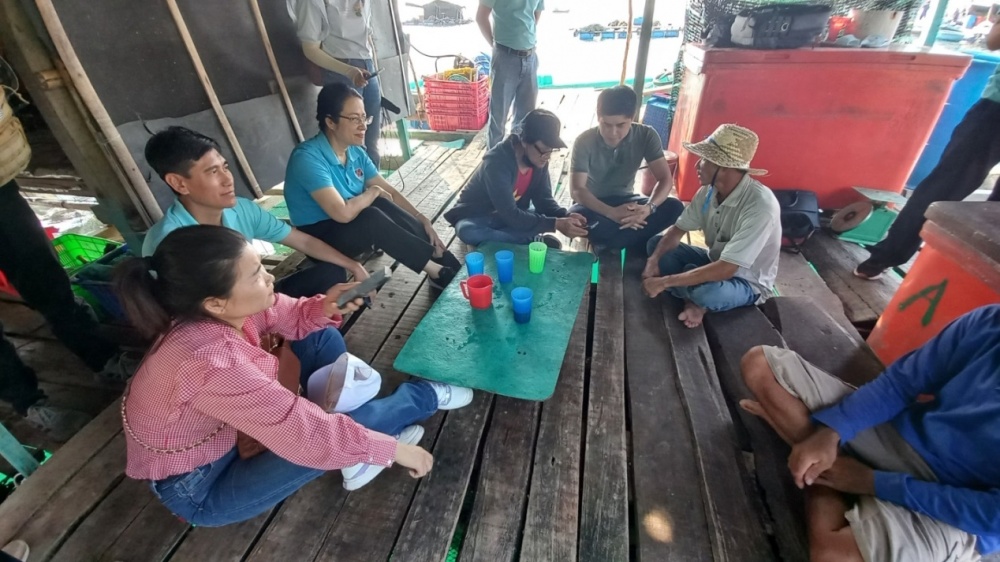Đoàn công tác đến thăm một hộ nuôi cá lồng trên đảo Nam Du. Đảo gồm 2 xã An Sơn và Nam Du  thuộc huyện Kiên Hải, Kiên Giang. Hiện tổng dư nợ cho vay các hộ dân trên đảo  để nuoi trồng thuỷ hải sản và phát triển dịch vụ du lịch hơn 80 tỷ đồng 