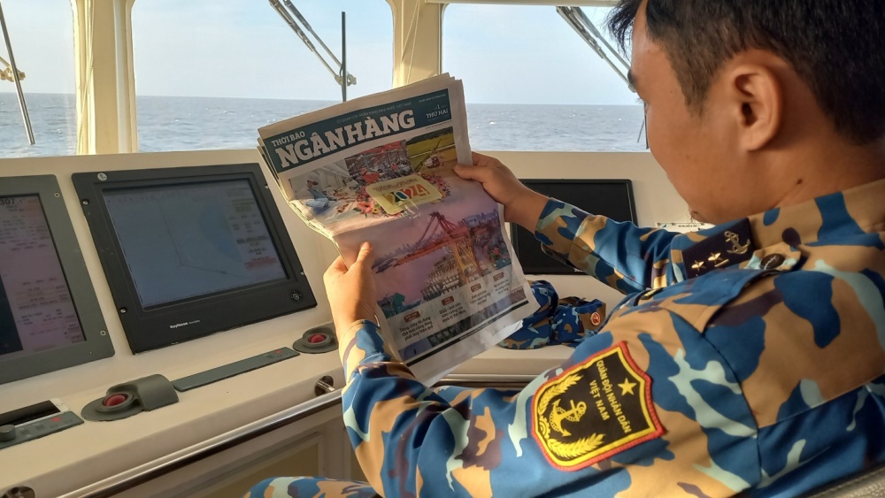 Các CB,CS Hải quân tranh thủ đọc báo do các phóng viên đi theo đoàn tặng