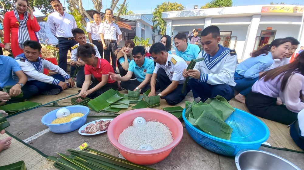 Đoàn đại biểu Agribank cùng các chiến sĩ Hải quan trên đảo gói bánh chưng 