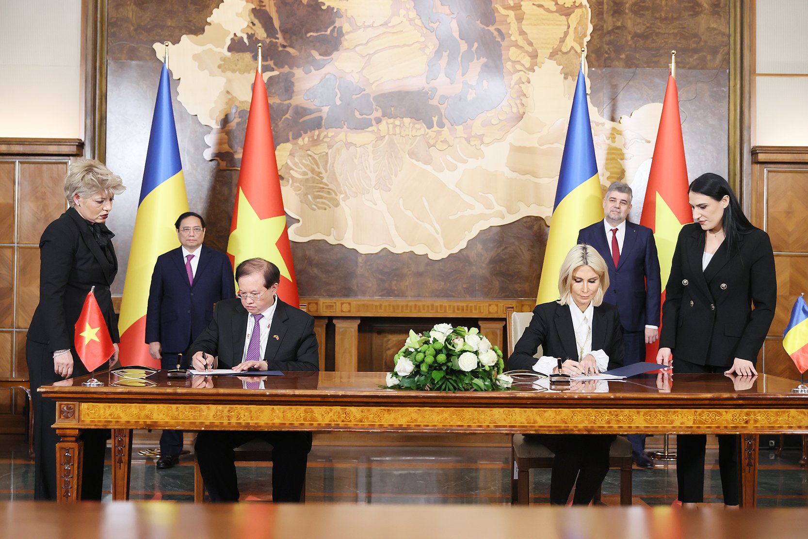 Việt Nam và Romania ký kết nhiều văn kiện hợp tác quan trọng- Ảnh 2.