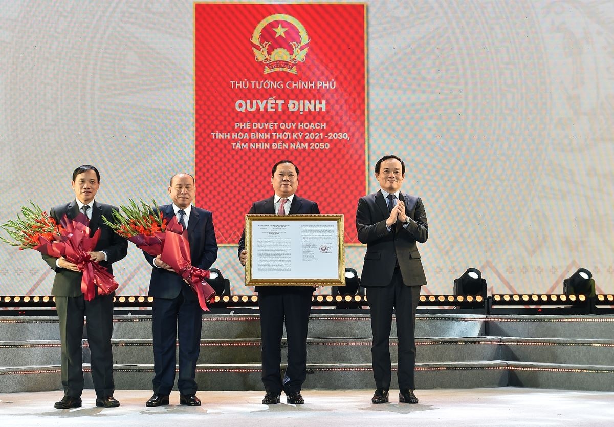 Phó Thủ tướng Trần Lưu Quang trao Quyết định công bố Quy hoạch tỉnh Hoà Bình thời kỳ 2021-2030, tầm nhìn đến năm 2050.
