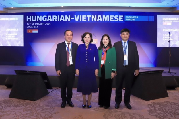 Thống đốc NHNN Nguyễn Thị Hồng tháp tùng Thủ tướng Chính phủ thăm chính thức Hungary