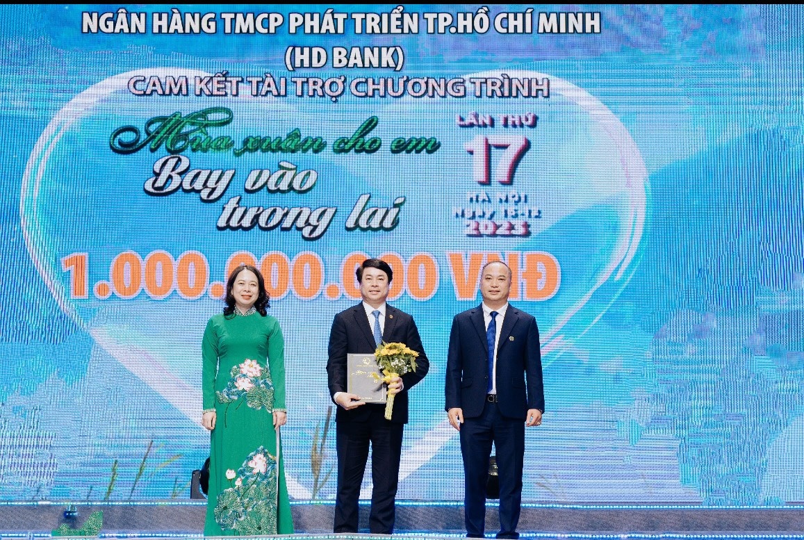 Tại Hà Nội, trước sự chứng kiến của Phó Chủ tịch nước Võ Thị Ánh Xuân, HDBank đã đồng hành cùng chương trình “Mùa xuân cho em”, trao quà và kinh phí hơn 01 tỷ đồng cho “Quỹ vì trẻ em Việt Nam”.