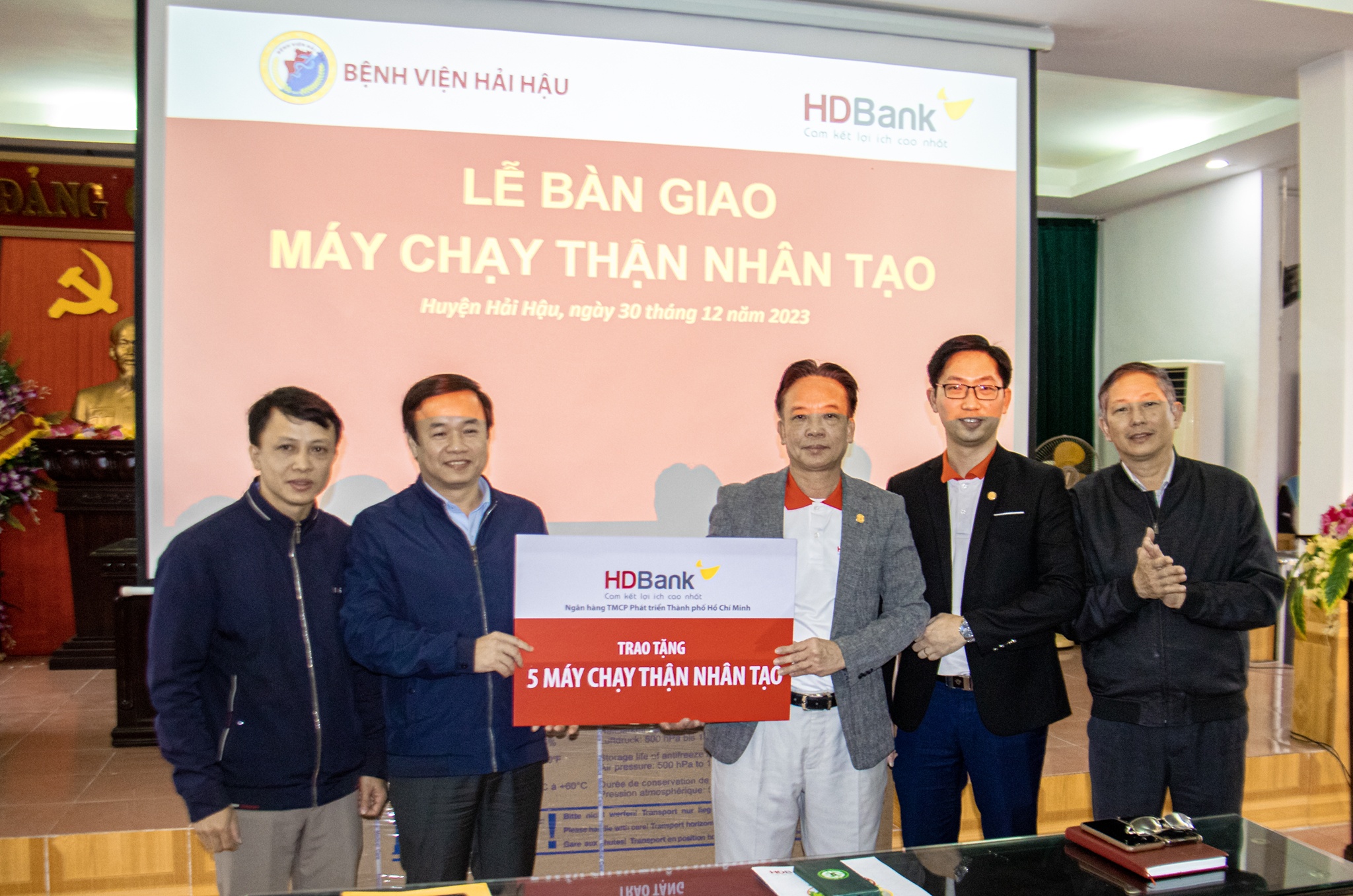 HDBank trao tặng 5 máy chạy thận với tổng trị giá gần 1,2 tỷ đồng cho Bệnh viện Đa khoa huyện Hải Hậu, Nam Định.