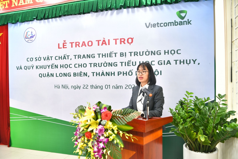 Cô giáo Bùi Thị Thu Hằng - Hiệu trưởng trường tiểu học Gia Thụy phát biểu tại buổi lễ