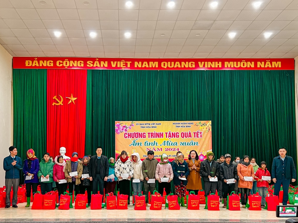 Ngành Ngân hàng tỉnh Hoà Bình Trao tặng quà Tết cho hộ khó khăn xã Vân Sơn