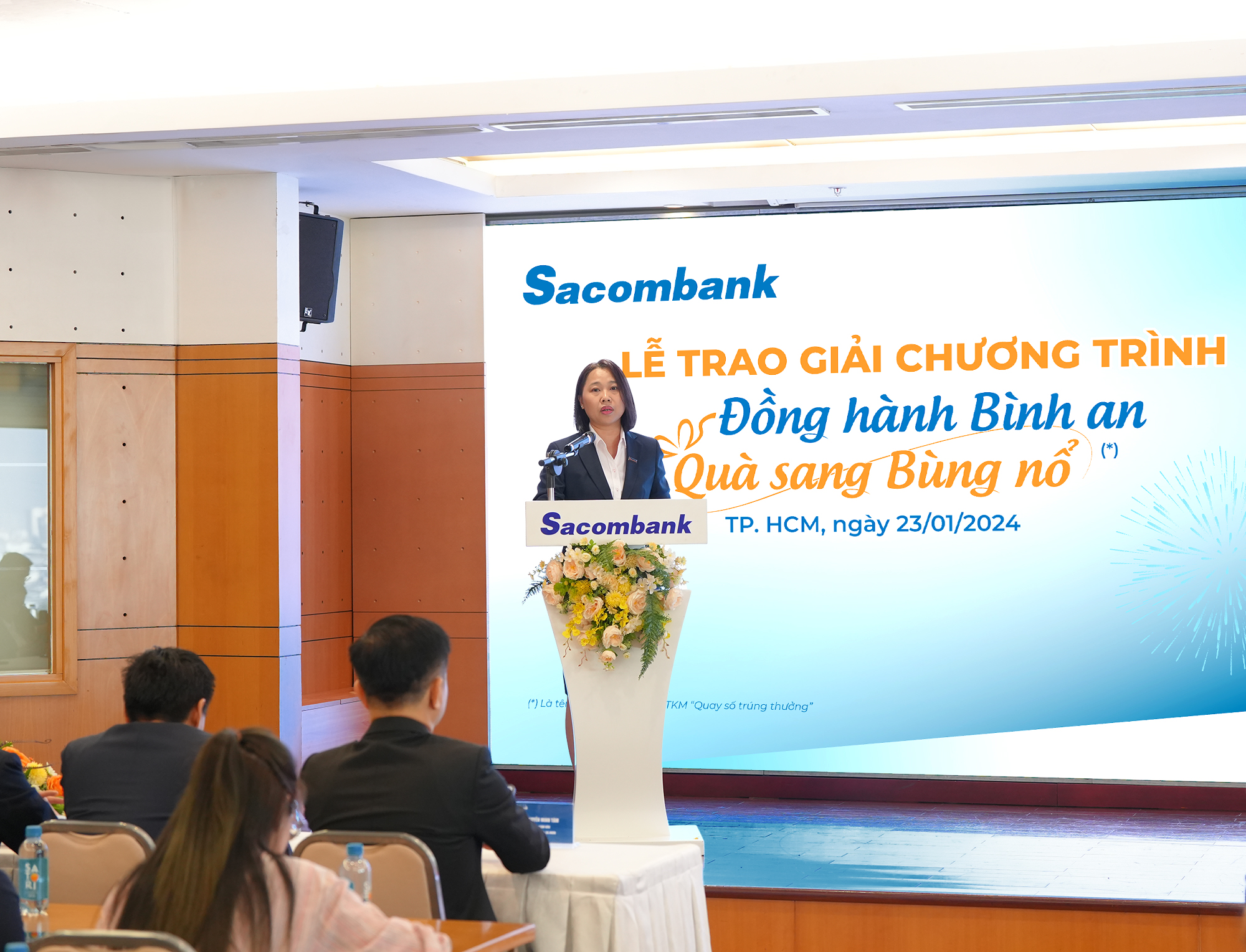 Bà Nguyễn Phương Huyền – Phó Giám đốc Khối Cá nhân Sacombank phát biểu và chúc mừng các khách hàng trúng giải chương trình “Đồng hành bình an – Quà sang bùng nổ”