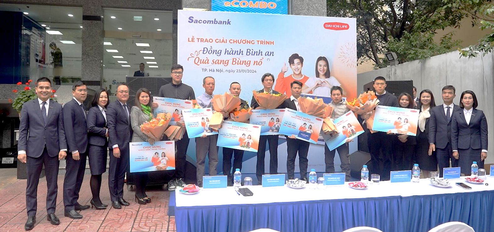 Đại diện lãnh đạo Sacombank và Dai-ichi Life VN chúc mừng các khách hàng trúng thưởng tại Hà Nội.