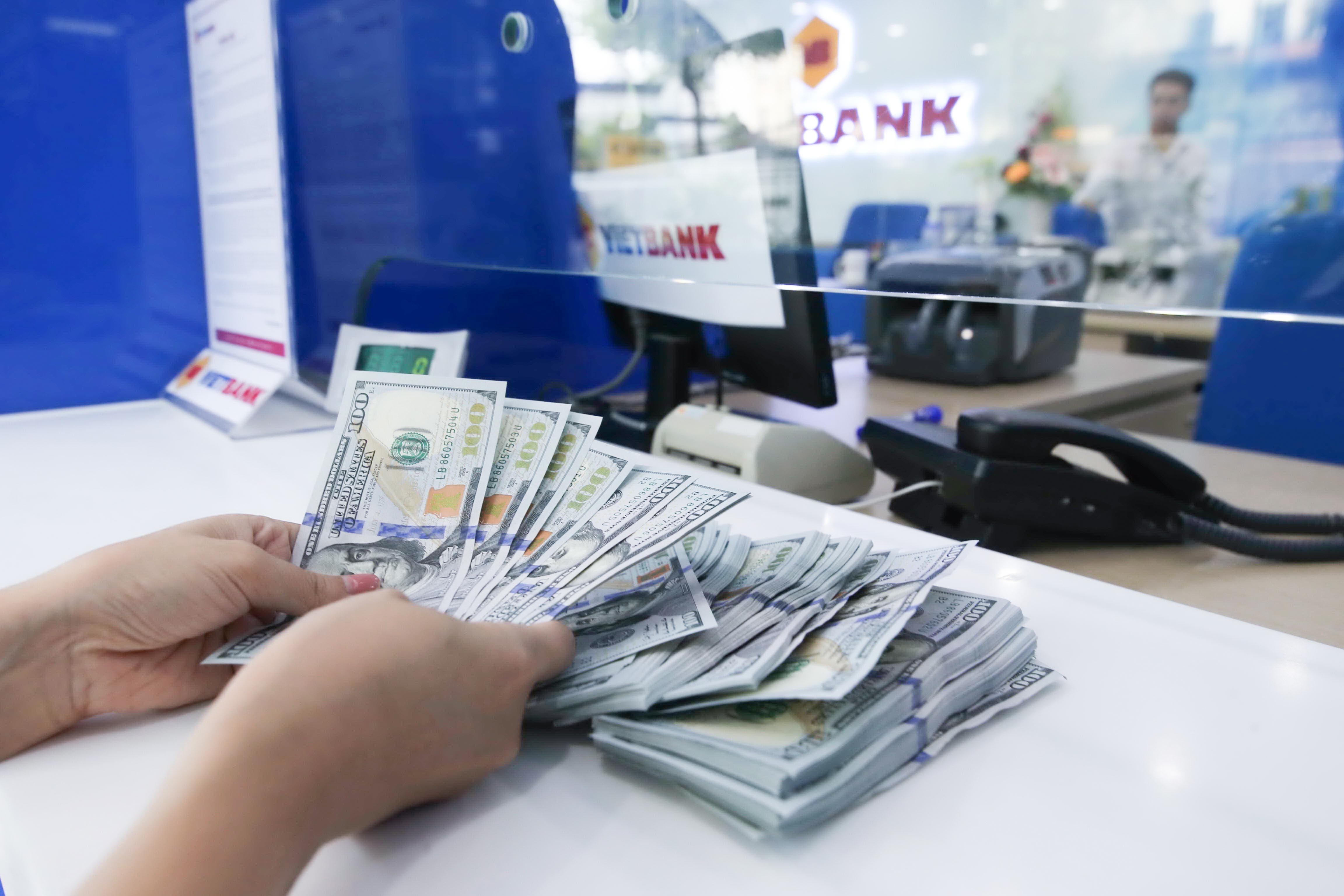 các đại lý đổi ngoại tệ chỉ được dùng Đồng Việt Nam mua ngoại tệ tiền mặt của cá nhân và không được bán ngoại tệ tiền mặt cho cá nhân lấy đồng Việt Nam.