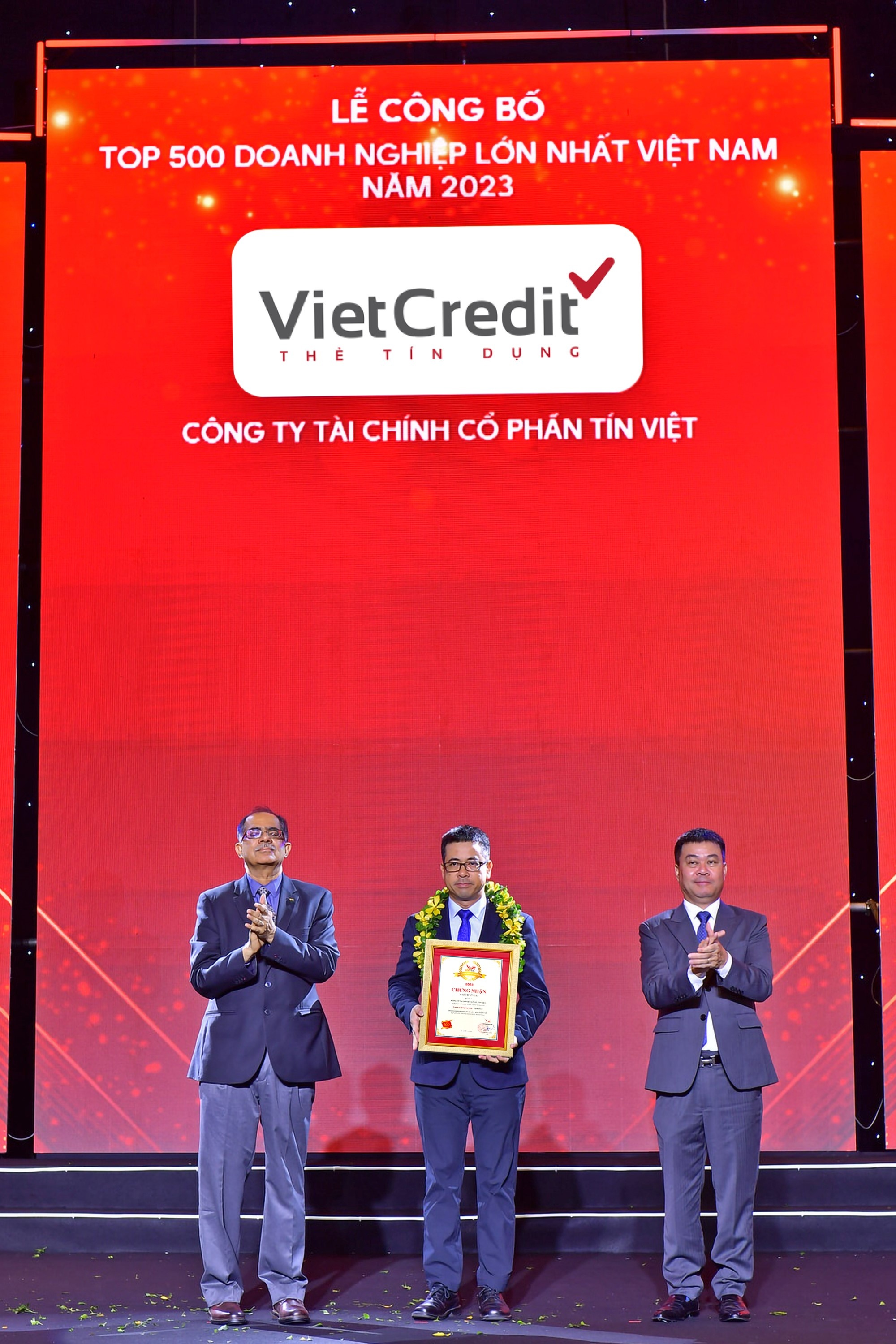 Đại diện VietCredit nhận giải thưởng Top 500 Doanh nghiệp lớn nhất Việt Nam 2023