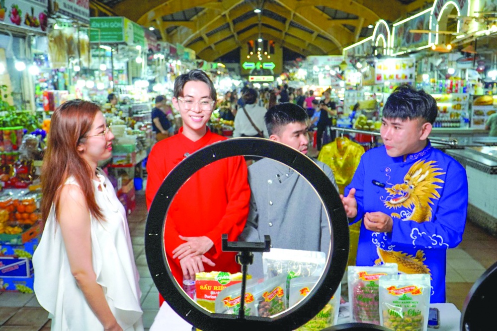 Bán hàng hóa mùa Tết theo hình thức livestream thu hút đông đảo tiểu thương các chợ truyền thống tham gia