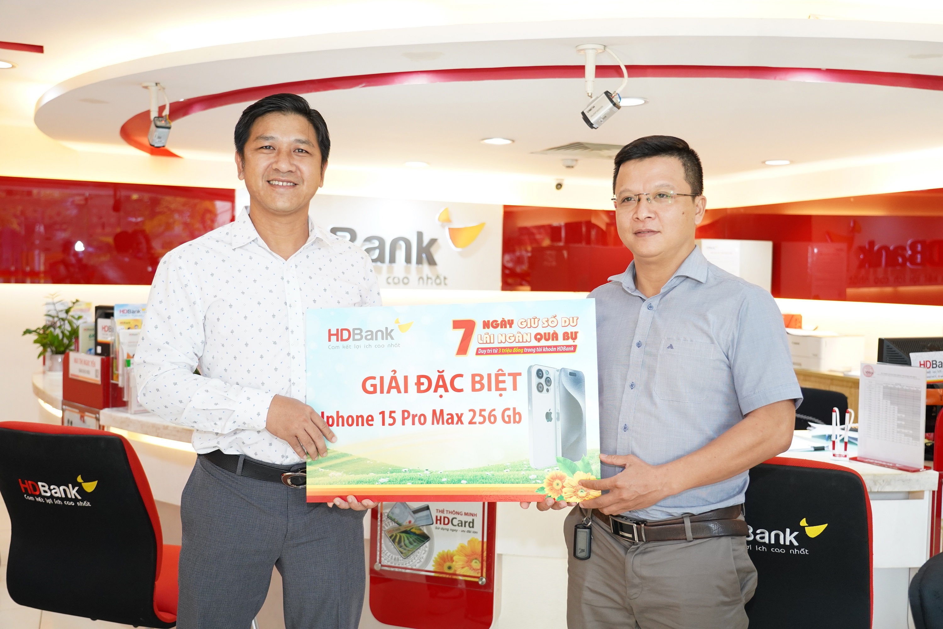 Anh Nguyễn Đình Trung (trái)– khách háng trúng thưởng giải đặc biệt nhận Iphone 15 Pro max 256 GB