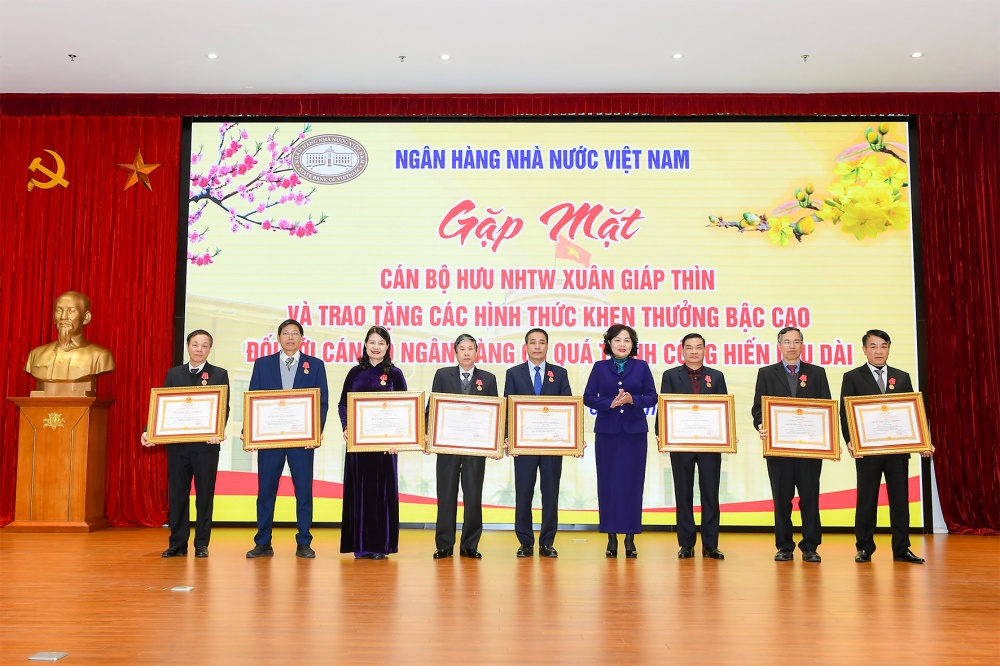 Thống đốc NHNN Nguyễn Thị Hồng thay mặt Chủ tịch nước trao Huân chương Lao động hạng Nhì, hạng Ba cho các cá nhân