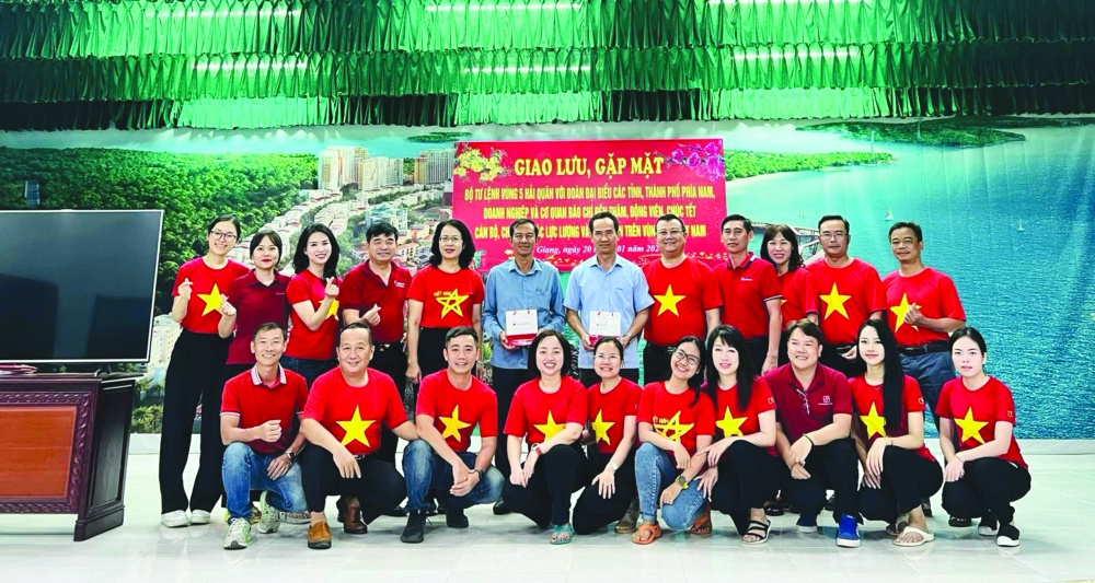 Đoàn đại biểu Agribank do Phó Tổng giám đốc Nguyễn Thị Phượng làm trưởng đoàn chụp ảnh lưu niệm với Chuẩn đốc Nguyễn Hữu Thoan và đại diện lãnh đạo các địa phương phía Nam